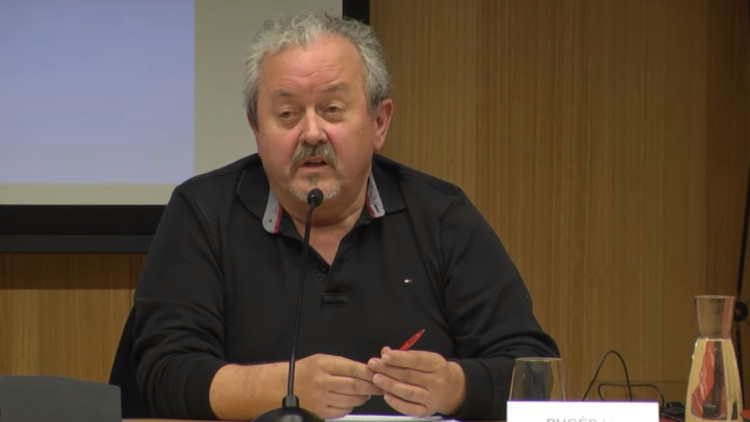 Pere Pugès en un acte d'Eusko-Ikaskuntza l'any 2014. Eusko-Ikaskuntza (youtube), CC BY 3.0 via Wikimedia Commons