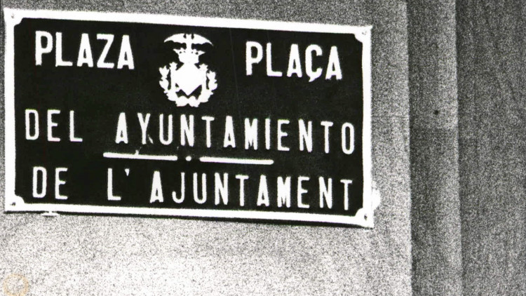 En 1987, un operari canvia la placa de la plaça del País Valencià per la de l’Ajuntament, encara vigent.. Carles Francesc / Arxiu EL TEMPS