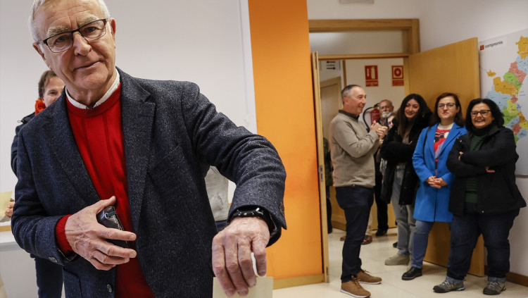 L'alcalde de València, Joan Ribó, vota a les primàries de Compromís sota l'atenta mirada d'una part del seu equi municipal i del presidenciable valencianista al País Valencià, Joan Baldoví| Europa Press