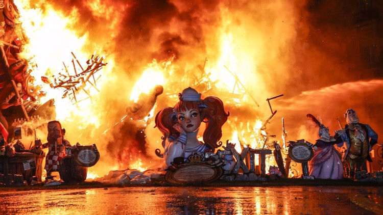 Ninots de la Falla Sueca consumint-se pel foc| Rober Solsona/Europa Press