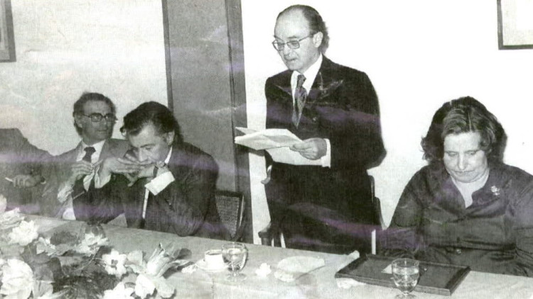 Homenatge a València el 1974 amb motiu deia Lletra d'Or. D'esquerra a dreta, A. Cucó, M. Broseta, F. P. Burguera, Estellés, la seua dona Isabel i M. Sanchis Guarner.. Arxiu EL TEMPS