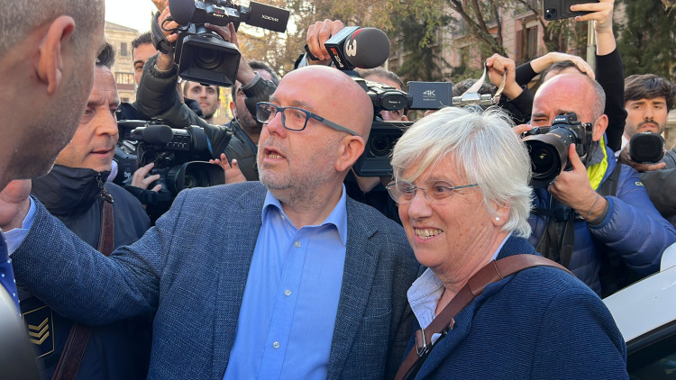 L'exconsellera i eurodiputada Clara Ponsatí amb l'advocat Gonzalo Boye. Agència Catalana de Notícies