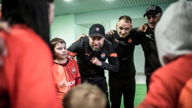 L'entrenador del Xakhtar, Jovićević, juga al futbol amb xiquets refugiats. Der Spiegel