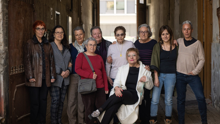 L'autora de 'Torturades. Via Laietana 43. Vint-i-dues dones, testimonis del terror' (Comanegra), Gemma Pasqual, amb algunes de les dones que han estat testimonis del seu llibre.. EUROPAPRESS