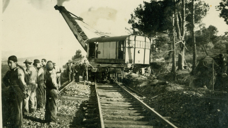 El testimoni inèdit de les fotografies de l’Arxiu del Museu del Ferrocarril de Móra la Nova del descarrilament provocat.. Arxiu del Museu del Ferrocarril de Móra la Nova