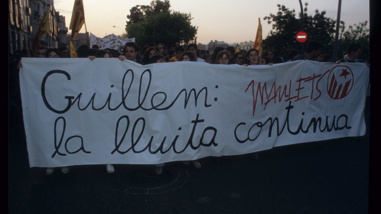 Pancarta de Maulets amb un lema que va definir la reacció de tota aquella fornada identificava com a generació Guillem Agulló| EL TEMPS