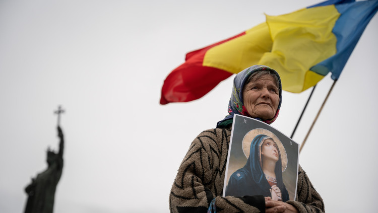 Una dona es manifesta a favor de la unió entre Moldàvia i Romania