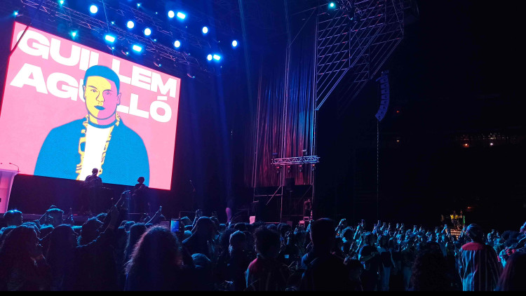 Una il·lustració de Guillem Agulló com a llum per a la resta del públic del concert del 25 d'abril| EL TEMPS