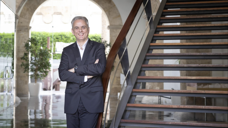 Hèctor Illueca, fotografiat al hall del palau de Pineda de València, on es troba la Vicepresidència Segona que dirigeix.. Miguel Lorenzo