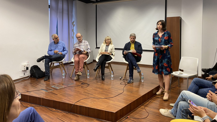 D'esquerra a dreta: Mikel Forcada (ERPV), Víctor Mansaset (Unides Podem-EUPV), Nathalie Torres (Compromís) i Pedro Ruiz (PSPV), junt amb la periodista Violeta Tena. Tot sota la mirada, a la imatge, d'Alexandra Usó, d'Escola Valenciana| ACPV