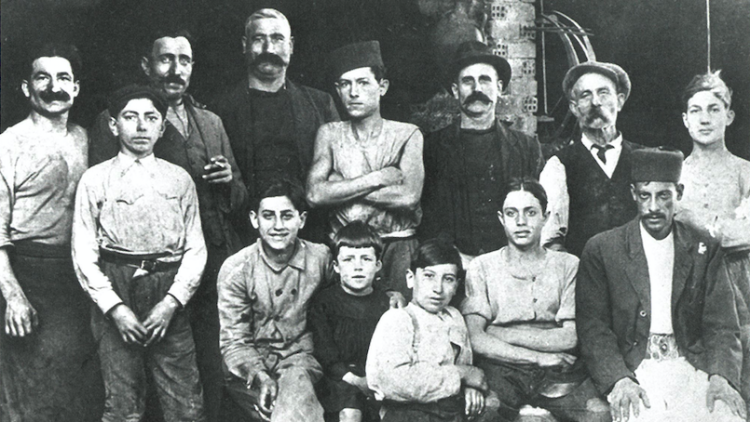 Albert Camus al taller del seu oncle boter. Amb set anys, al centre de la foto. Darrere seu, Étienne Sintes, germà de sa mare i menorquí com ella. (D''Albert Camus. Solitario y solidario', Plataforma Editorial, 2022)