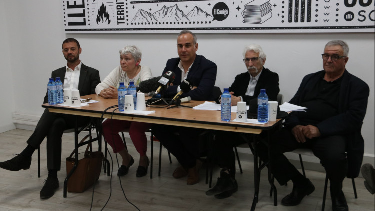 L'alcalde de Portvendres, Gregory Marty; la dels Banys, Maria Costa; l'advocat Mateu Pons, el tinent d'alcalde d'Elna Pere Manzanares i l'alcalde de Tarerac, Jean-Louis Salies. Agència Catalana de Notícies