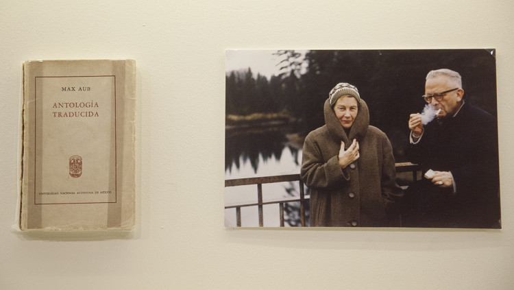 Max Aub i la seua esposa, Perpetua Barjau, al Canadà (1962). Al costat d’una de les obres que es mostren en l’exposició. La fotografia és d’Ignacio Soldevila.
