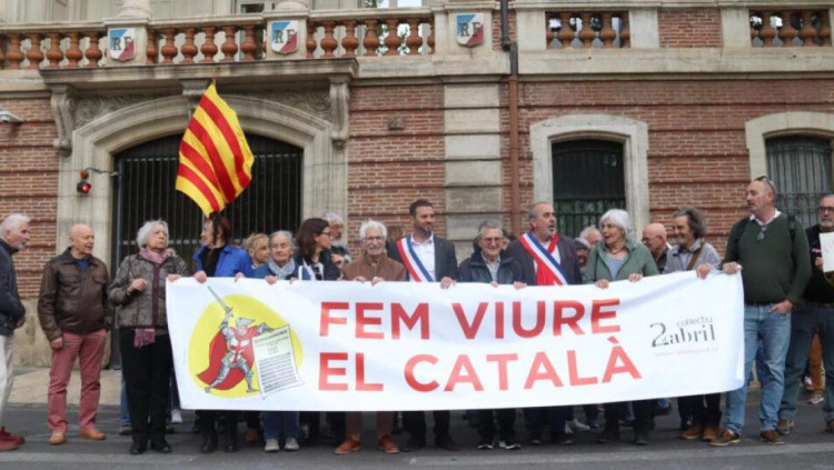 Els francesos proclamen "liberté, égalité, fraternité", però contra el català i totes les llengües del seu estat que ells consideren inferiors. Ja porten anys fent-ho i perseveren en la ignomínia.