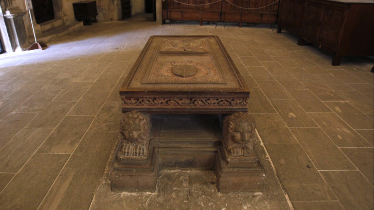 La tomba de l’antipapa bisbe a la catedral de Mallorca. Segons conta la llegenda, s’hi va fer enterrar assegut