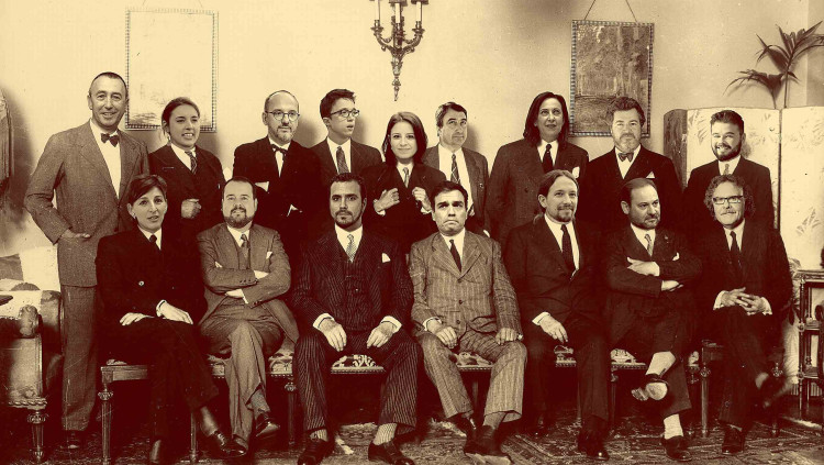 Fotomuntatge dels protagonistes del Pacte de Sant Sebastià, celebrat el 17 d’agost de 1930, amb aquells que podrien signar-lo avui. A la filera de baix, d’esquerra a dreta, hi ha Yolanda Díaz (En Marea), Joan Mena Arca (En Comú Podem), Alberto Garzón (IU), Pedro Sánchez (PSOE), Pablo Iglesias (Podem), José Luis Ábalos (PSOE) i Joan Tardà (ERC). A la filera de dalt, també d’esquerra a dreta, Joan Baldoví (Compromís), Irene Montero (Podem), Carles Campuzano (PDeCAT), Íñigo Errejón (Podem), Adriana Lastra (PSOE), Aitor Esteban (PNB), Margarita Robles (PSOE), Juan López de Uralde (Equo) i Gabriel Rufián (ERC).. FOTOMUNTATGE DE TONI PAYÀ / EFE
