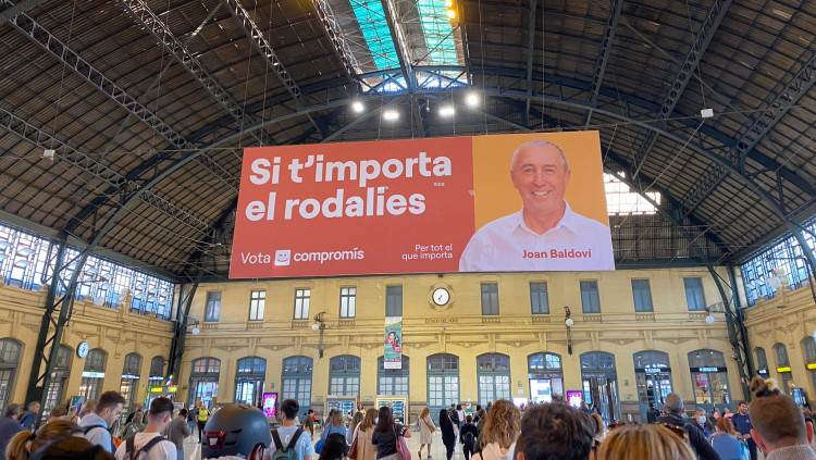 La campanya publicitària de Compromís dins l'Estació del Nord de València