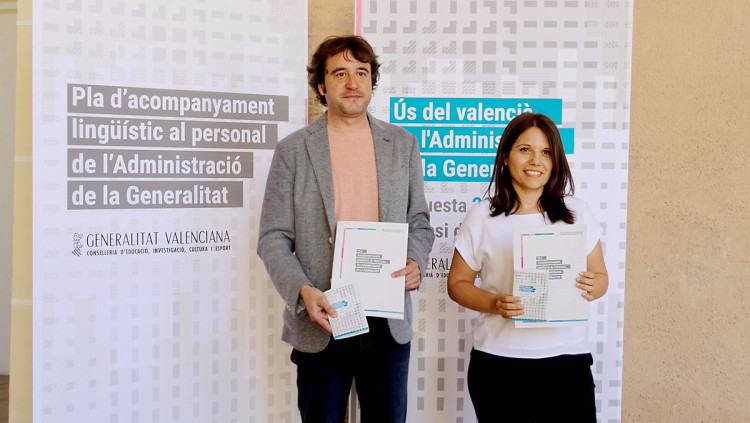 El director de Política Lingüística, Rubèn Trenzano, i la directora general de Funció Pública, Eva Coscollà