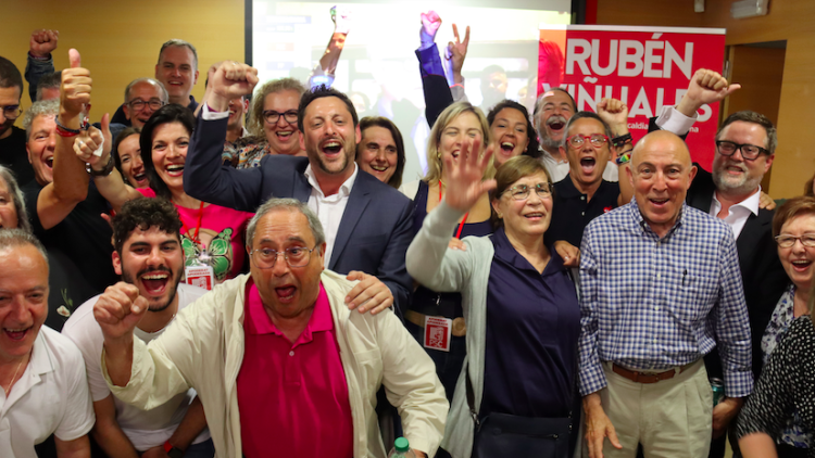 Viñuales festeja la victòria del PSC a Tarragona. ACN