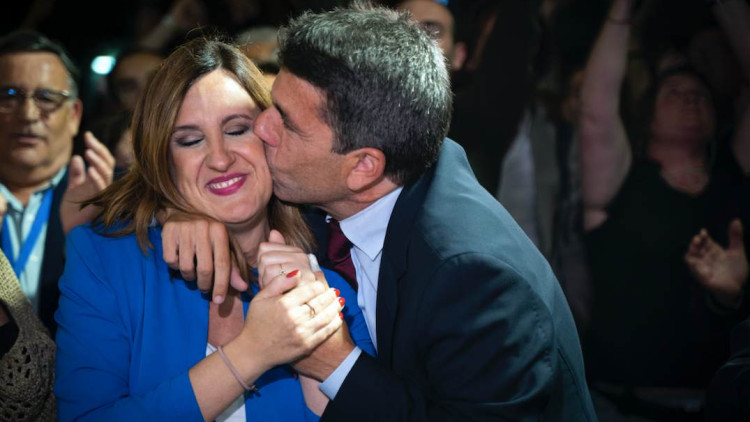 Carlos Mazón besa a María José Català, pròxima alcaldessa de València. EUROPA PRESS