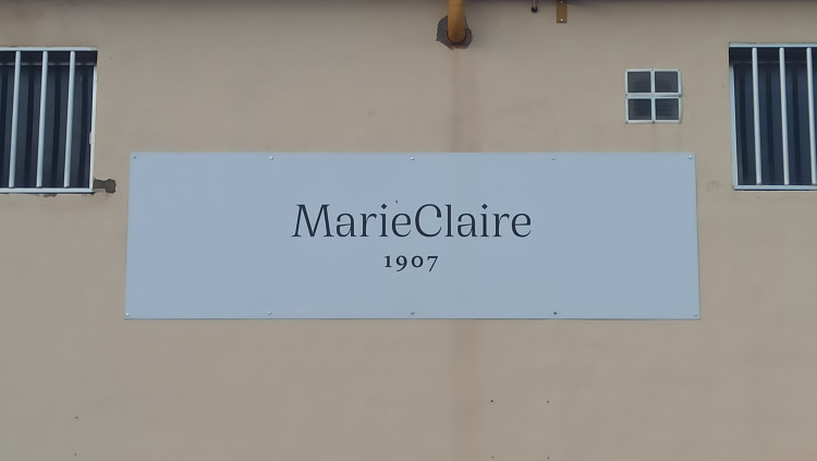 Cartell a la porta de la factoria que Marie Claire té a Vilafranca. EL TEMPS