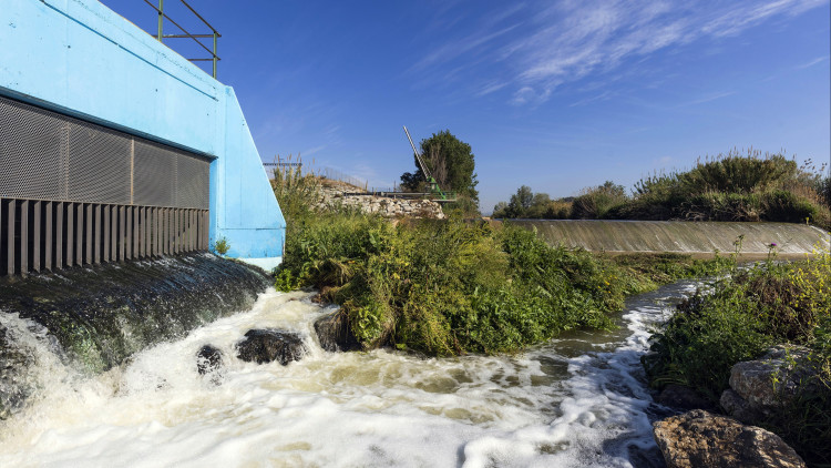 Punt de captació d’aigua regenerada al riu Llobregat a l’alçada de Molins de Rei.