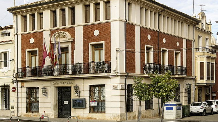 Façana de l'Ajuntament de Corbera| Viquipèdia/Vicenç Salvador Torres Guerola
