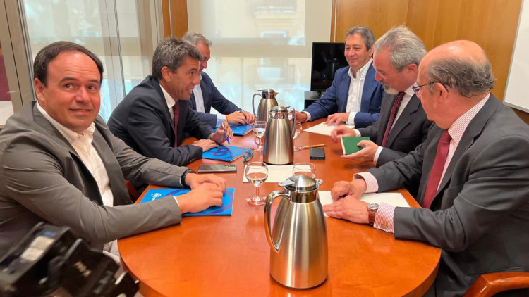 Les delegacions del PP i de Vox, durant la trobada mantinguda aquest dimarts a Les Corts.