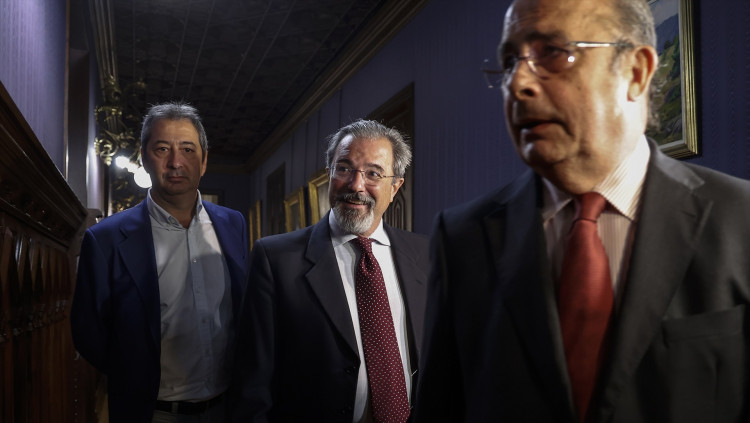 Vicente Barrera, Carlos Flores i Ignacio Gil Lázaro, membres de la comissió negociadora de Vox| Europa Press/Rober Solsona