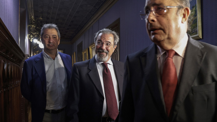 D'esquerra a dreta, Vicente Barrera, Carlos Flores Juberías i Ignacio Gil Lázaro poc abans de la seua reunió amb Carlos Mazón, el dimarts 13 de juny.. Europa Press