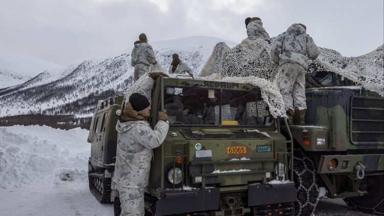 Marines dels EUA despleguen xarxes de camuflatge per amagar els vehicles durant l’exercici Joint Viking a prop de Bardufoss, Noruega, l’11 de març de 2023. Amb fred, ocultar-se bé esdevé més difícil.