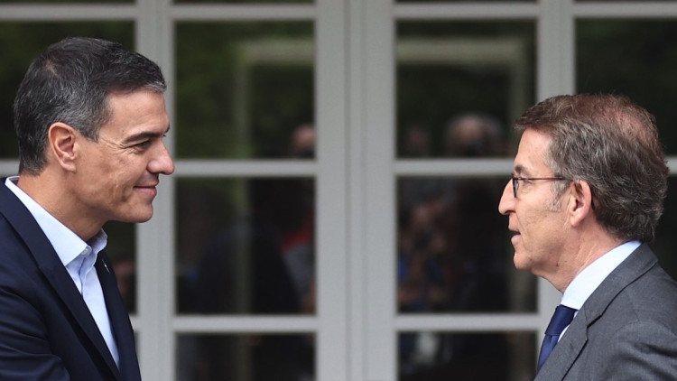 Els líders respectius del PSOE i el PP, Pedro Sánchez i Alberto Núñez Feijóo, se saluden a la porta de La Moncloa.. Europa Press