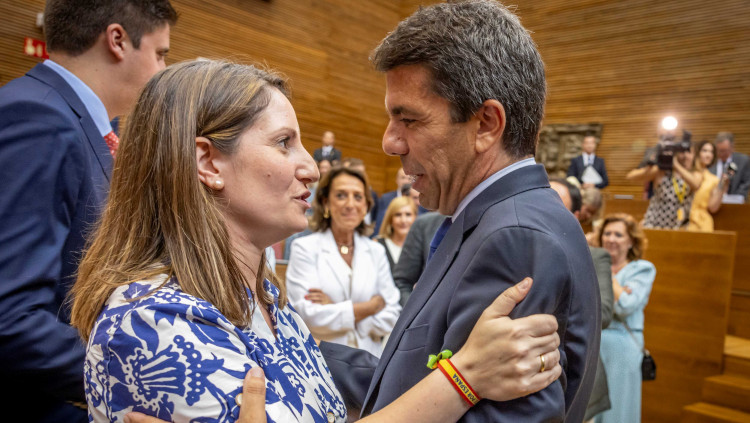 La síndica de Vox, Ana Vega, felicita el nou president valencià, Carlos Mazón, del PP, poc després de resultar investit.. Miguel Lorenzo
