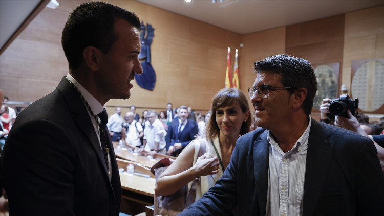Vicent Mompó, nou president de la Diputació de València, rep la felicitació de Jorge Rodríguez, alcalde d'Ontinyent i referent de La Vall Ens Uneix| Rober Solsona/Europa Press