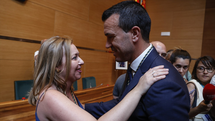 Natàlia Enguix, diputada provincial d'Ens Uneix, saluda afectuosament Vicent Mompó, president de la Diputació de València pel PP| Europa Press/Rober Solsona