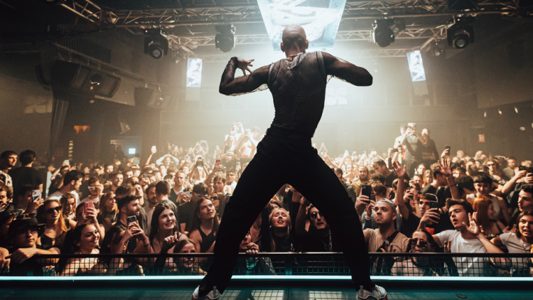 Moltes discoteques, especialment a Eivissa, han recuperat la seua particular festa econòmica| En la imatge, una actuació a Chocolate, la discoteca ubicada a Sueca