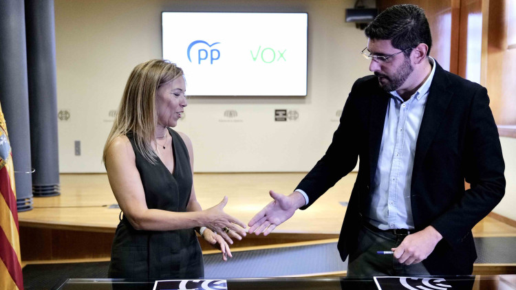 La portaveu del PP aragonès, Ana Alòs, i el candidat de Vox a la presidència, Alejandro Nolasco, durant la signatura del document de govern de coalició.. Europa Press