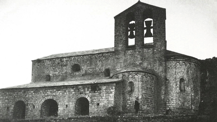 Lluís Domènech i Montaner al costat de l'església de Sant Pere de Montgrony (Gombrèn, Ripollès) el 1905. Domènech i Montaner. Arxiu Històric del COAC, Barcelona