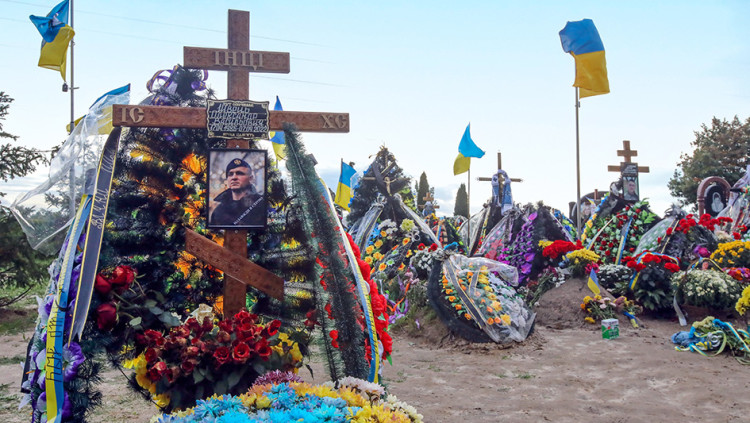 Foto del soldat Ruslan Babinets al cementeri.