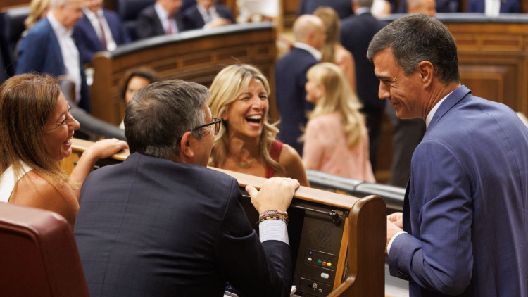 Pedro Sánchez i Yolanda Díaz, president en funcions i vicepresidenta segona en funcions del Govern espanyol, conversen amb Patxi López i amb la nova president del Congrés, Francina Armengol.,. Europa Press