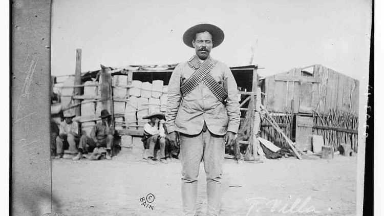 El revolucionari mexicà Pancho Villa continua aixecant passions dins i fora del seu país. Dalt, un grafiti a la ciutat de Chicago, i a sota, una estàtua a l’estat de Chihuahua.