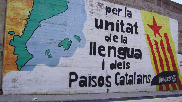 Mural en defensa de la unitat de la llengua a Argenona (Maresme). Viquipèdia