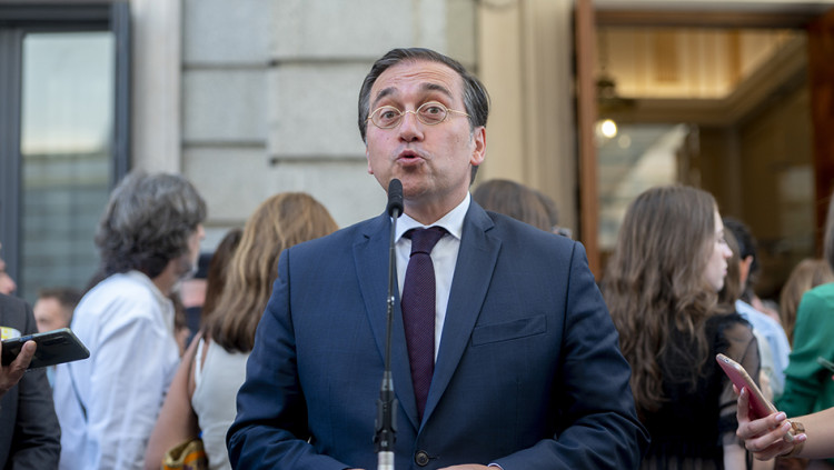 El ministre espanyol d’Afers Exteriors, José Manuel Albares, ha demanat formalment el reconeixement del català, del basc i del gallec com a llengües oficials de la Unió Europea. A sota, campanya als vuitanta a favor del reconeixement del català a Europa.. Europa Press