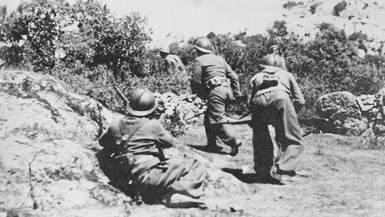 Soldats de l’Exèrcit Popular de la República avancen entre la vegetació. Front de Castelló (març-abril de 1938).. Arxiu General Militar d’Àvila