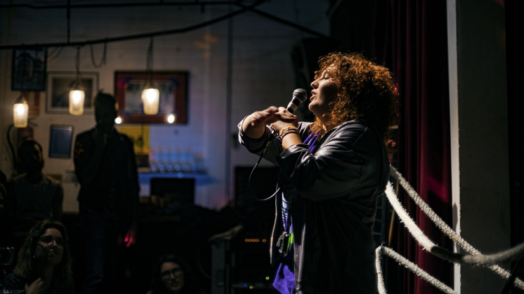 Raquel Santanera recitant a l'Horiginal. Francesc Gelonch