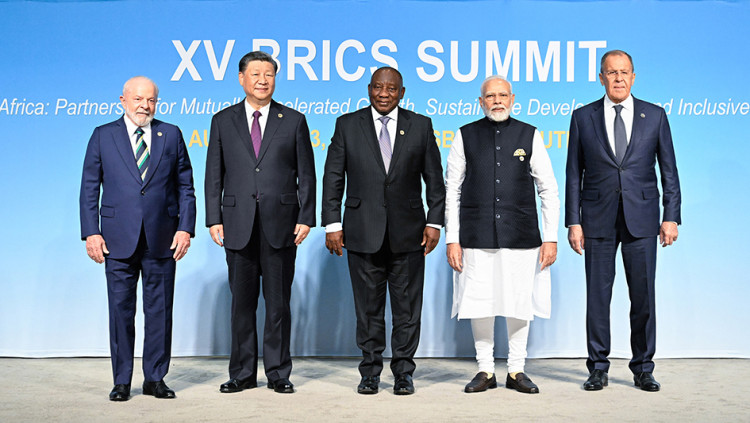 Luiz Inácio Lula da Silva (Brasil), Xi Jinping (Xina), Cyril Rampahosa (Sud-àfrica), Narendra Modi (Índia) i el ministre d’Afers Exteriors rus Sergei Lavrov posen per a una foto de grup durant la XV cimera dels BRICS a Johannesburg. Europa Press
