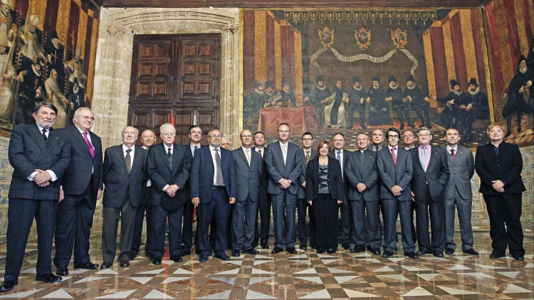 Alberto Fabra i els 20 membres que ara integren l’AVL, durant la recepció que va fer-los el 2011, en estrenar-se a la presidència de la Generalitat.