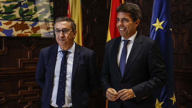 El conseller d'Educació, José Antonio Rovira, amb el president valencià Carlos Mazón. Europa Press
