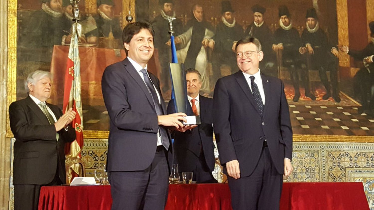 El president de Societat Civil Catalana, Josep Rosiñol, rep el guardó Manuel Broseta de mans del president Ximo Puig