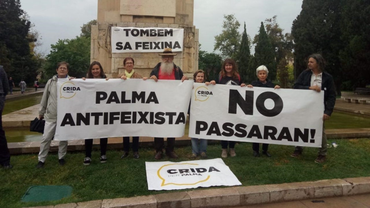 Activistes es manifesten contra el manteniment del monument franquista a Palma. Europa Press